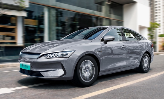 Najlepiej sprzedający się czysto elektryczny sedan rodziny BYD, Qin plus EV, ma zasięg 500 km.
