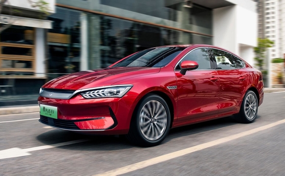 Najlepiej sprzedający się czysto elektryczny sedan rodziny BYD, Qin plus EV, ma zasięg 500 km.