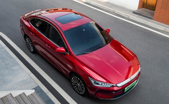 Najlepiej sprzedający się czysto elektryczny sedan rodziny BYD, Qin plus EV, ma zasięg 500 km.
