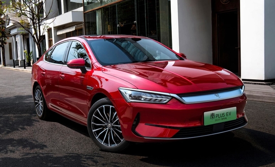 Najlepiej sprzedający się czysto elektryczny sedan rodziny BYD, Qin plus EV, ma zasięg 500 km.