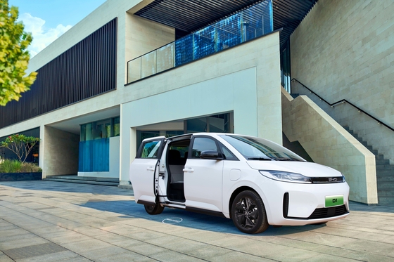 BYD Czysty elektryczny Taxi D1 ma zasięg 418 km i elektryczne drzwi przesuwne