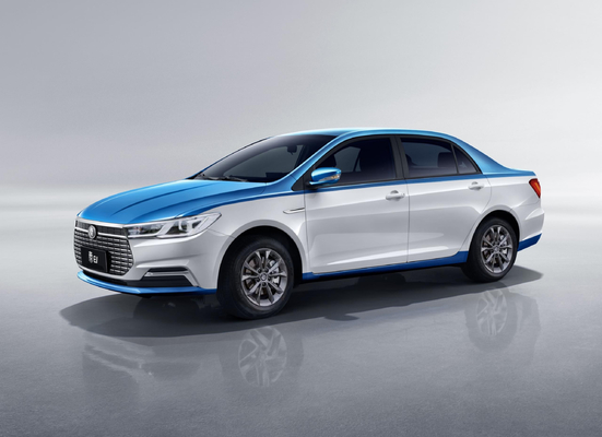 Czysto elektryczna taksówka Qin EV BYD ma zasięg 450 km i podwójną farbę nadwozia