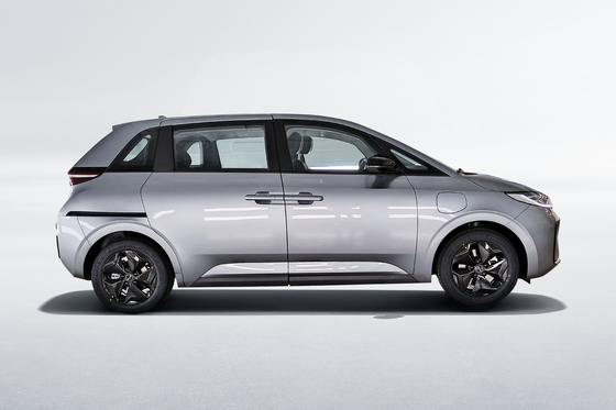 Chiny stworzyły 418KM boczne drzwi przesuwne BYD D1 czysty elektryczny sedan samochód wspólny